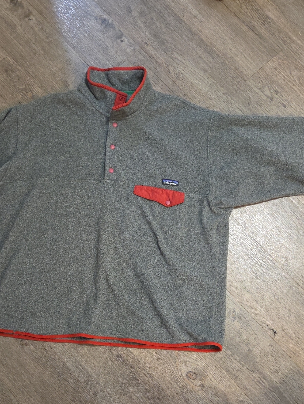 Patagonia • Synchilla Snap-T Lightweight Fleece Pullover (Grey with Red Trim) - Picture 8 of 10